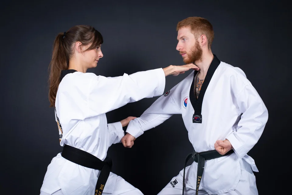 Pyon sonkeut sewo chigi — technique de Taekwondo